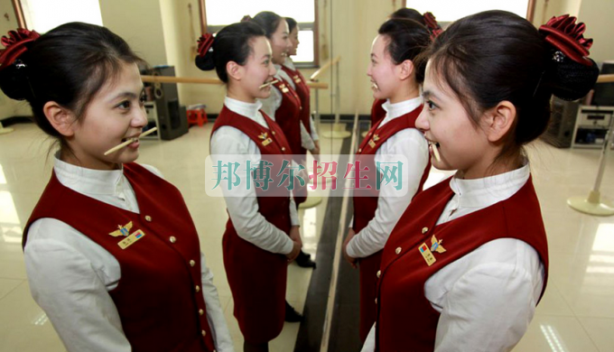 成都內(nèi)理科一?？罩谐藙?wù)大專學(xué)校