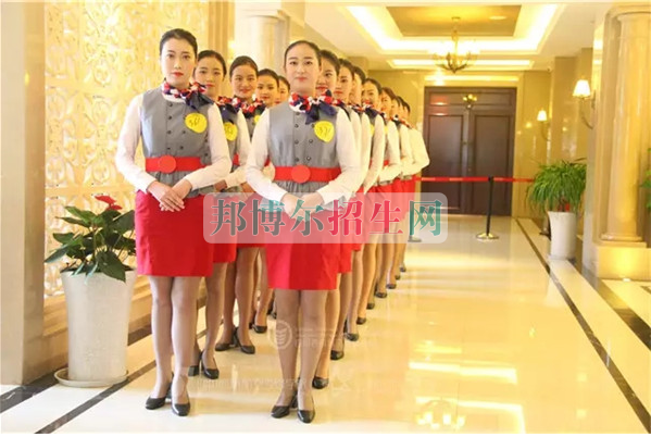 成都航空旅游職業(yè)學(xué)校開啟新學(xué)期首場招聘，場面火爆美女如云