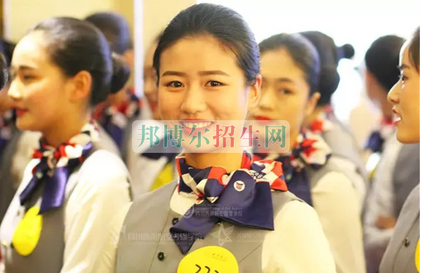 成都航空旅游職業(yè)學(xué)校開啟新學(xué)期首場招聘，場面火爆美女如云