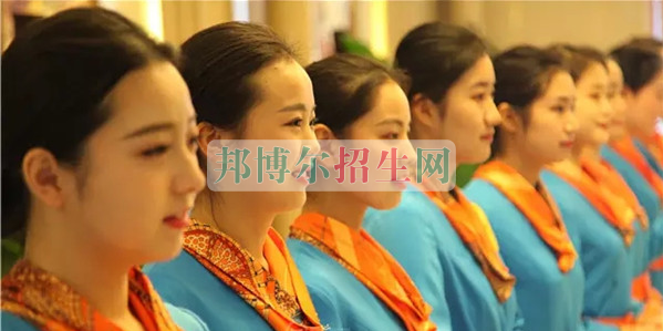 成都航空旅游職業(yè)學(xué)校開啟新學(xué)期首場招聘，場面火爆美女如云