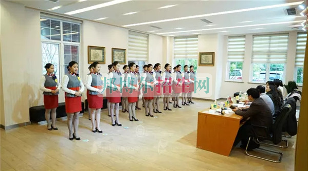 成都航空旅游職業(yè)學(xué)校開啟新學(xué)期首場招聘，場面火爆美女如云