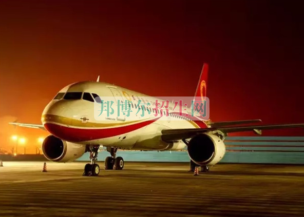 成都航空旅游職業(yè)學(xué)校開啟新學(xué)期首場招聘，場面火爆美女如云