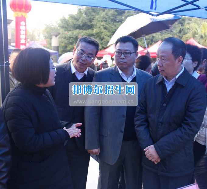 南充師范學(xué)?；ㄩ_滿堂盛世春——南充師范歡慶“三八”節(jié)