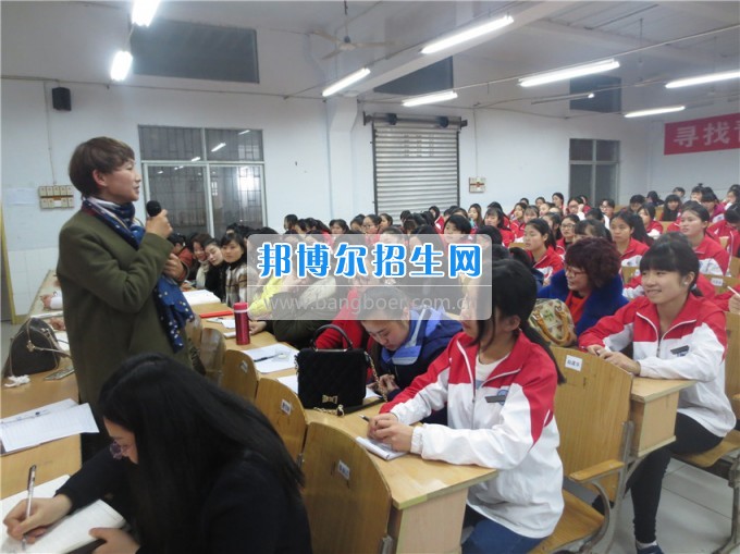 南充師范學(xué)?；ㄩ_滿堂盛世春——南充師范歡慶“三八”節(jié)