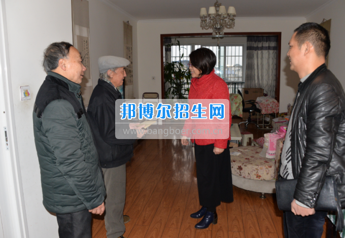 川南幼兒師范高等?？茖W(xué)校領(lǐng)導(dǎo)帶隊(duì)慰問(wèn)生活困難教職工、老黨員和老干部