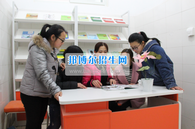 川南幼兒師范高等?？茖W(xué)校黨團工作站、圖書漂流站在學(xué)生公寓正式運行
