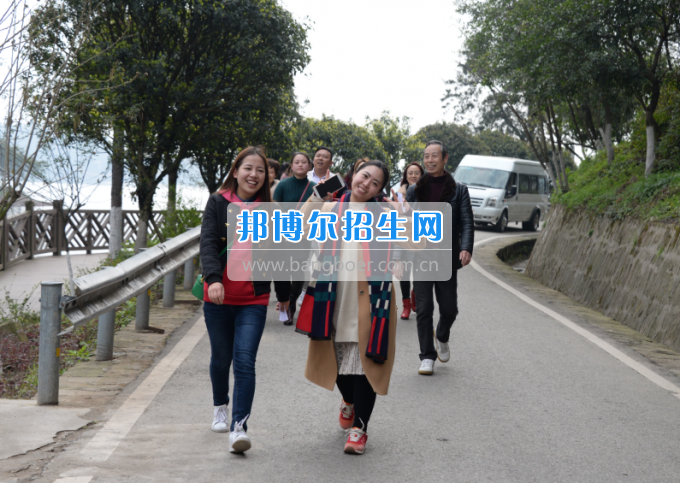 川南幼兒師范高等?？茖W(xué)校舉行慶祝國際勞動婦女節(jié)活動