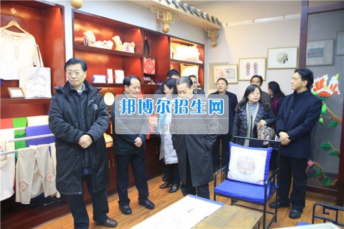 四川音樂學(xué)院黨委書記、院長林戈?duì)柦淌谝恍械酱ū庇變簬煼陡叩葘？茖W(xué)?？疾? width=