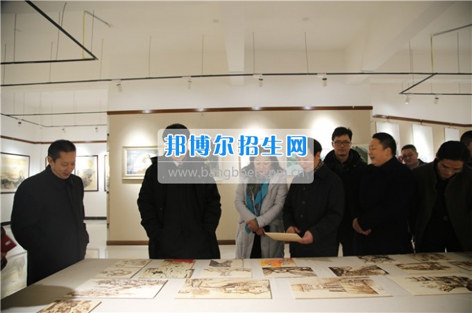 四川音樂學(xué)院黨委書記、院長林戈?duì)柦淌谝恍械酱ū庇變簬煼陡叩葘？茖W(xué)?？疾? width=