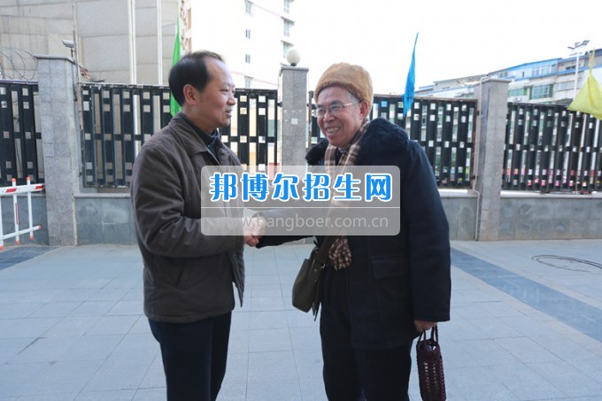 川北幼兒師范高等?？茖W(xué)校黨委書記張斌走訪慰問學(xué)校離退休老同志