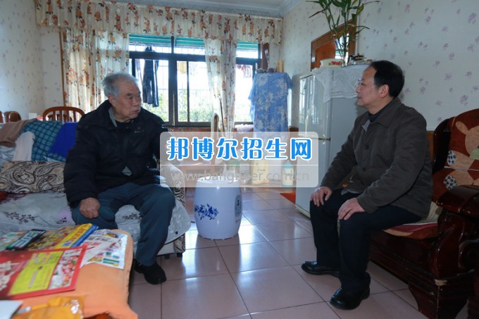 川北幼兒師范高等?？茖W(xué)校黨委書記張斌走訪慰問學(xué)校離退休老同志