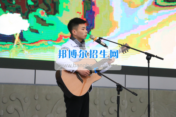 成都市洞子口職業(yè)高級中學(xué)舉行“成都，因我更美麗”主題開學(xué)典禮