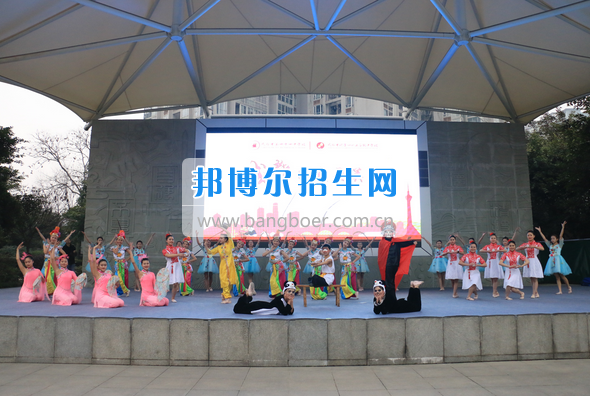 成都市洞子口職業(yè)高級中學(xué)舉行“成都，因我更美麗”主題開學(xué)典禮