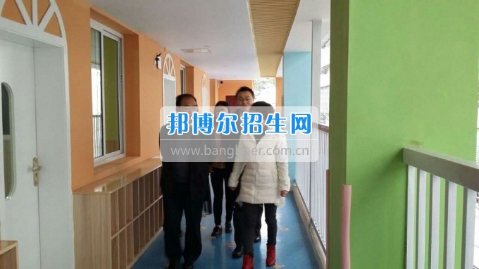 南充師范學(xué)校蔡禮儒校長赴高坪、嘉陵參加實(shí)習(xí)就業(yè)基地掛牌并看望實(shí)習(xí)生