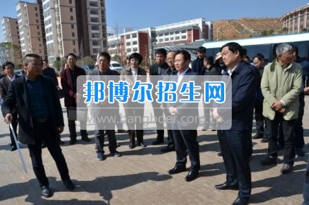州委、州政府主要領(lǐng)導(dǎo)調(diào)研大理衛(wèi)校整體搬遷建設(shè)工作  2月10日下午，州委書記陳堅(jiān)和州委副書記、州長(zhǎng)楊健等領(lǐng)導(dǎo)蒞臨大理衛(wèi)校(大理護(hù)理職業(yè)學(xué)院)海東新校區(qū)，對(duì)學(xué)校整體搬遷項(xiàng)目建設(shè)情況進(jìn)行實(shí)地調(diào)研，并在龍山國(guó)際會(huì)議中心主持召開推進(jìn)大理衛(wèi)校(大理護(hù)理職業(yè)學(xué)院)整體搬遷建設(shè)專題會(huì)議。楊泓濤校長(zhǎng)代表學(xué)校匯報(bào)了學(xué)校的工作情況，海開委、州衛(wèi)計(jì)委、州教育局、州財(cái)政局、州發(fā)改委、州委編辦、州人社局、州審計(jì)局等部門領(lǐng)導(dǎo)對(duì)大理衛(wèi)校(大理護(hù)理職業(yè)學(xué)院)整體搬遷建設(shè)情況進(jìn)行了匯報(bào)說(shuō)明。   會(huì)上,陳堅(jiān)書記強(qiáng)調(diào),各主管部門要站在促進(jìn)全州教育、衛(wèi)生事業(yè)發(fā)展的高度，加強(qiáng)協(xié)調(diào)聯(lián)動(dòng),幫助解決大理衛(wèi)校整體搬遷工作推進(jìn)上的瓶頸問題,以高標(biāo)準(zhǔn)、嚴(yán)要求組織驗(yàn)收和掃尾工作，保證施工安全、建筑安全及搬遷后的校園安全。楊健州長(zhǎng)重申了實(shí)現(xiàn)整體搬遷的意義，并要求學(xué)校要在升格組建大理護(hù)理職業(yè)學(xué)院的同時(shí)，保留大理衛(wèi)校的牌子和教學(xué)優(yōu)勢(shì)，不斷提高辦學(xué)質(zhì)量，擴(kuò)大辦學(xué)規(guī)模，為全州衛(wèi)生事業(yè)發(fā)展輸送更多優(yōu)質(zhì)人才。   此次調(diào)研和座談會(huì)充分體現(xiàn)了州委、州政府對(duì)于學(xué)校整體搬遷建設(shè)的高度重視，也為學(xué)校發(fā)展指明了方向。學(xué)校領(lǐng)導(dǎo)對(duì)州委、州政府長(zhǎng)期以來(lái)對(duì)學(xué)校的關(guān)心和支持致以衷心的感謝，并表示將按照會(huì)議的相關(guān)要求，抓實(shí)各項(xiàng)搬遷準(zhǔn)備工作，確保按時(shí)完成搬遷辦學(xué)。多措并舉做好資金籌措和師資隊(duì)伍建設(shè)，齊心協(xié)力將大理衛(wèi)校(大理護(hù)理職業(yè)學(xué)院)打造成為一所具有特色的一流高等護(hù)理職業(yè)院校。