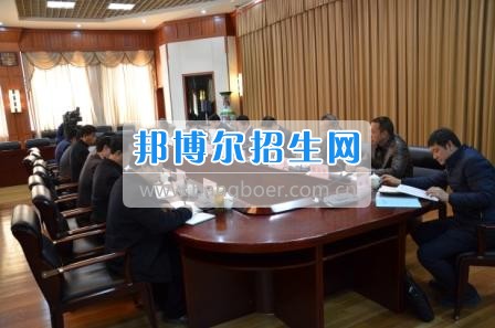州委、州政府主要領(lǐng)導(dǎo)調(diào)研大理衛(wèi)校整體搬遷建設(shè)工作  2月10日下午，州委書記陳堅(jiān)和州委副書記、州長(zhǎng)楊健等領(lǐng)導(dǎo)蒞臨大理衛(wèi)校(大理護(hù)理職業(yè)學(xué)院)海東新校區(qū)，對(duì)學(xué)校整體搬遷項(xiàng)目建設(shè)情況進(jìn)行實(shí)地調(diào)研，并在龍山國(guó)際會(huì)議中心主持召開推進(jìn)大理衛(wèi)校(大理護(hù)理職業(yè)學(xué)院)整體搬遷建設(shè)專題會(huì)議。楊泓濤校長(zhǎng)代表學(xué)校匯報(bào)了學(xué)校的工作情況，海開委、州衛(wèi)計(jì)委、州教育局、州財(cái)政局、州發(fā)改委、州委編辦、州人社局、州審計(jì)局等部門領(lǐng)導(dǎo)對(duì)大理衛(wèi)校(大理護(hù)理職業(yè)學(xué)院)整體搬遷建設(shè)情況進(jìn)行了匯報(bào)說(shuō)明。   會(huì)上,陳堅(jiān)書記強(qiáng)調(diào),各主管部門要站在促進(jìn)全州教育、衛(wèi)生事業(yè)發(fā)展的高度，加強(qiáng)協(xié)調(diào)聯(lián)動(dòng),幫助解決大理衛(wèi)校整體搬遷工作推進(jìn)上的瓶頸問題,以高標(biāo)準(zhǔn)、嚴(yán)要求組織驗(yàn)收和掃尾工作，保證施工安全、建筑安全及搬遷后的校園安全。楊健州長(zhǎng)重申了實(shí)現(xiàn)整體搬遷的意義，并要求學(xué)校要在升格組建大理護(hù)理職業(yè)學(xué)院的同時(shí)，保留大理衛(wèi)校的牌子和教學(xué)優(yōu)勢(shì)，不斷提高辦學(xué)質(zhì)量，擴(kuò)大辦學(xué)規(guī)模，為全州衛(wèi)生事業(yè)發(fā)展輸送更多優(yōu)質(zhì)人才。   此次調(diào)研和座談會(huì)充分體現(xiàn)了州委、州政府對(duì)于學(xué)校整體搬遷建設(shè)的高度重視，也為學(xué)校發(fā)展指明了方向。學(xué)校領(lǐng)導(dǎo)對(duì)州委、州政府長(zhǎng)期以來(lái)對(duì)學(xué)校的關(guān)心和支持致以衷心的感謝，并表示將按照會(huì)議的相關(guān)要求，抓實(shí)各項(xiàng)搬遷準(zhǔn)備工作，確保按時(shí)完成搬遷辦學(xué)。多措并舉做好資金籌措和師資隊(duì)伍建設(shè)，齊心協(xié)力將大理衛(wèi)校(大理護(hù)理職業(yè)學(xué)院)打造成為一所具有特色的一流高等護(hù)理職業(yè)院校。