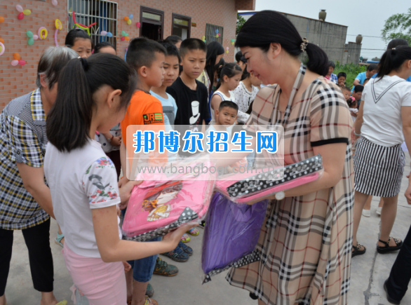 川南幼兒師范高等?？茖W校在前進村留守兒童之家舉行慶“六一“活動