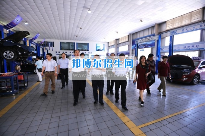 沈陽(yáng)職業(yè)技術(shù)學(xué)院院長(zhǎng)劉樹(shù)敏、濰坊工程職業(yè)學(xué)院院長(zhǎng)高立伯一行來(lái)四川工程職業(yè)技術(shù)學(xué)院考察交流