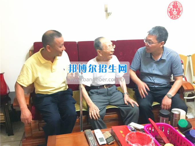成都中醫(yī)藥大學(xué)領(lǐng)導(dǎo)走訪慰問老黨員、困難黨員和群眾代表