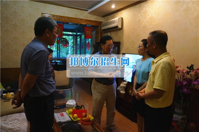 成都中醫(yī)藥大學(xué)領(lǐng)導(dǎo)走訪慰問老黨員、困難黨員和群眾代表