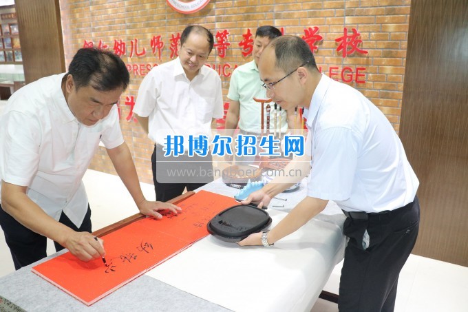 美國密歇根奧克蘭大學李樂東教授來銅仁幼兒師范高等?？茖W校交流訪問