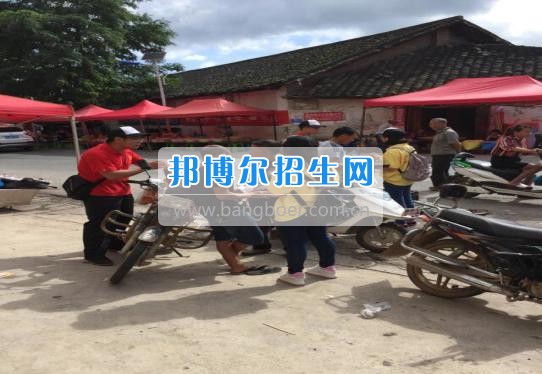 貴州大學(xué)科技學(xué)院暑期社會實踐服務(wù)團好花紅分隊深入九門村、金田村、好花紅村開展禁毒防艾宣傳