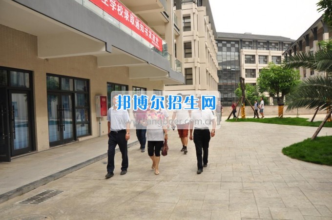 　　攀枝花學院土木工程學院副校長石維富帶隊檢查康養(yǎng)學院后勤準備工作  　　7月10日，攀枝花學院土木工程學院副校長石維富帶領學生處、后管處、網(wǎng)計中心、后勤集團、宣傳部、康養(yǎng)學院、花舞人間公司相關負責人一同視察了康養(yǎng)學院后勤保障準備工作。  　　石維富主要檢查了學生寢室、教室、實驗室、食堂、運動場等校園環(huán)境設施的準備情況。相關單位對準備工作中存在的問題提出了具體整改意見。最后石維富要求相關單位積極配合花舞人間公司做好開學前準備工作，并希望花舞人間公司加快工作進度，確保在開學前各項準備工作保質(zhì)保量完成。  　　