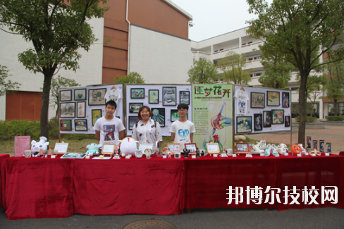 學(xué)校的選擇與報(bào)考是雙向的，不光學(xué)生會(huì)選擇一所優(yōu)秀的學(xué)校報(bào)考，學(xué)校也會(huì)選擇優(yōu)質(zhì)的學(xué)生進(jìn)行錄取，讓自己的辦學(xué)更上一層樓。因此在報(bào)考前，同學(xué)們很有必要去了解一下學(xué)校的招生要求以及報(bào)名條件。下面就和小編一起來看看井岡山應(yīng)用科技學(xué)校的招生要求吧。  井岡山應(yīng)用科技學(xué)校招生對(duì)象：應(yīng)屆初中畢業(yè)生。  井岡山應(yīng)用科技學(xué)校 1.中考準(zhǔn)考證:  2.戶口本前頁及學(xué)生個(gè)人戶口頁復(fù)印件:  3.初中畢業(yè)證復(fù)印件:  4.其它享受國家資助的證件。低保、殘疾等證件:  井岡山應(yīng)用科技學(xué)校簡介 江西省井岡山應(yīng)用科技學(xué)校前身為江西省吉安農(nóng)業(yè)學(xué)校，創(chuàng)辦于1951年10月，是一所全日制普通中等專業(yè)學(xué)校，隸屬于吉安市農(nóng)業(yè)局。2004年4月經(jīng)江西省人民政府批準(zhǔn)，更名為江西省井岡山應(yīng)用科技學(xué)校，2009年12月經(jīng)市教育局批準(zhǔn)，增掛吉安農(nóng)業(yè)學(xué)校校牌，實(shí)行兩塊牌子一套班子。學(xué)校位于吉安市旅游風(fēng)景區(qū)----青原山，校園占地面積180畝，建筑面積7萬余平方米，環(huán)境優(yōu)美，是一所花園式學(xué)?！，F(xiàn)有教職工245人，其中專兼職教師236人，現(xiàn)有在校學(xué)生4078人。  小編總結(jié) 不知道小伙伴們滿足以上要求了嗎?對(duì)于想要報(bào)考井岡山應(yīng)用科技學(xué)校的同學(xué)來說，滿足招生要求只是報(bào)考的第一步哦!要確定自己會(huì)不會(huì)被錄取，就還需要對(duì)學(xué)校的錄取分?jǐn)?shù)線做好了解，歡迎大家前往邦博爾技校網(wǎng)進(jìn)行分?jǐn)?shù)線的咨詢。