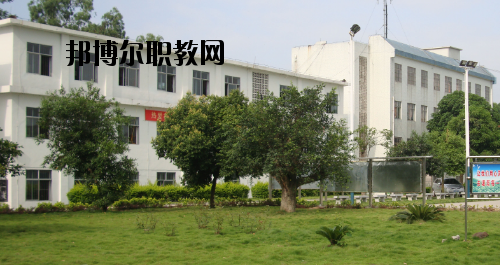 合山職業(yè)技術(shù)學(xué)校2020年報名條件、招生要求、招生對象