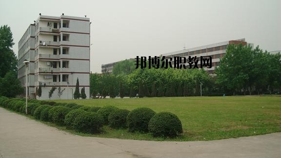 四川省工業(yè)貿(mào)易學(xué)校2020年報(bào)名條件、招生要求、招生對(duì)象