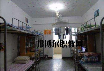 不同的同學(xué)對(duì)學(xué)校的宿舍期待是不一樣的。有的同學(xué)希望宿舍有空調(diào)，有的同學(xué)認(rèn)為這并不重要。有的同學(xué)希望寢室有書桌等供自己學(xué)習(xí)的條件，而有的同學(xué)則認(rèn)為寢室只是用來(lái)休息的。一千個(gè)人的眼中有一千個(gè)哈姆雷特，在對(duì)一件事情進(jìn)行考評(píng)的時(shí)候，同學(xué)們可以結(jié)合自己的實(shí)際需要來(lái)看，而非人云亦云。  定南中等專業(yè)學(xué)校宿舍條件 學(xué)校宿舍算是比較不錯(cuò)的了，生活設(shè)施齊全，可以滿足同學(xué)們的大部分需求，配有衛(wèi)生間、空調(diào)、熱水等設(shè)施，通風(fēng)、采光條件也較好。  定南中等專業(yè)學(xué)校辦學(xué)條件 定南中等專業(yè)學(xué)校地處贛粵門戶——定南，建辦于1958年，占地面積135畝，校舍建筑面積2.5萬(wàn)平方米，辦學(xué)規(guī)模可容納近2000人使用。學(xué)校師資力量雄厚，擁有高級(jí)職稱以上教師若干人。  定南中等專業(yè)學(xué)校概況 定南中專是我縣唯一一所培養(yǎng)技能型人才的中等專業(yè)學(xué)校，現(xiàn)開(kāi)設(shè)了學(xué)前教育、電子技術(shù)應(yīng)用、模具制造技術(shù)、汽車運(yùn)用與維修、“三校生”高考、旅游服務(wù)與管理等六大特色專業(yè)。學(xué)校各專業(yè)設(shè)備先進(jìn)，現(xiàn)有現(xiàn)代化汽車二級(jí)維護(hù)、幼兒情境模擬、電子電拖、模具制造、程序控制等29間實(shí)訓(xùn)教室，擁有紙質(zhì)藏書近10萬(wàn)冊(cè)，電子藏書超過(guò)20萬(wàn)冊(cè)，所有教室裝備了錄播一體、信息化教學(xué)設(shè)備，實(shí)現(xiàn)了校園智慧化管理。  小編總結(jié) 看過(guò)學(xué)校的宿舍條件以后，不知道大家覺(jué)得定南中等專業(yè)學(xué)校的宿舍是否滿足了自己的預(yù)期呢?我們可以了解到，這所學(xué)校的宿舍算是比較不錯(cuò)的了，生活設(shè)施齊全，可以滿足同學(xué)們的大部分需求，配有衛(wèi)生間、空調(diào)、熱水等設(shè)施，通風(fēng)、采光條件也較好。