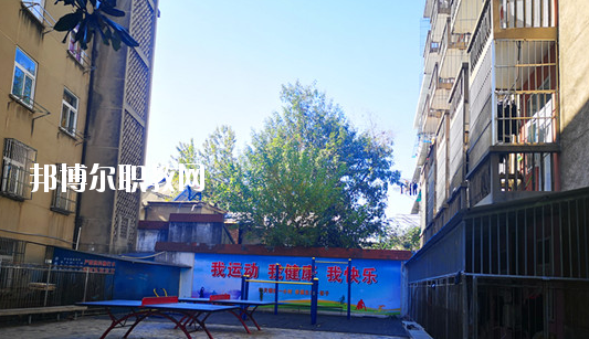 在對這所學(xué)校進(jìn)行判斷以后，才會知道不同學(xué)校之間所公布的各方面情況都是不同的，而這些信息也是需要學(xué)生自己去進(jìn)行判斷的，當(dāng)然了其中有關(guān)于學(xué)校的住宿環(huán)境也是需要被學(xué)生所了解的，畢竟這是每個學(xué)生在學(xué)校的住宿情況。  蕪湖職業(yè)技術(shù)學(xué)院附屬中等職業(yè)學(xué)校住宿條件 學(xué)生宿舍實行四人間公寓化、封閉式管理，并配有校園公共浴室、住宿條件不錯，給學(xué)生提供了一個舒適、安全的學(xué)習(xí)和生活環(huán)境。  蕪湖職業(yè)技術(shù)學(xué)院附屬中等職業(yè)學(xué)校辦學(xué)條件 學(xué)校坐落在美麗的鏡湖公園和九蓮塘公園中間，是市中心唯一的一所公辦職業(yè)學(xué)校，交通便利，環(huán)境優(yōu)美，生活方便。學(xué)校本著對教育教學(xué)質(zhì)量和學(xué)生負(fù)責(zé)的態(tài)度，劃定最低錄取線。住校生宿舍條件優(yōu)越，實行公寓化、封閉式管理。學(xué)校教學(xué)設(shè)備齊全，多媒體電教室、多功能活動廳、計算機(jī)組裝實驗室、數(shù)字化動漫實驗室、語言實驗室、實訓(xùn)賓館、與學(xué)院聯(lián)網(wǎng)的校園網(wǎng)及學(xué)院擁有的實驗實訓(xùn)室等，為學(xué)生提升動手能力、開拓視野創(chuàng)造了得天獨厚的條件。  蕪湖職業(yè)技術(shù)學(xué)院附屬中等職業(yè)學(xué)校師資力量 近幾年我校一批優(yōu)秀教師、教壇新星脫穎而出，多人次獲國家、省、市一等獎項。我校現(xiàn)有正教授一名，省級特級教師一名(同類學(xué)校唯一)，高中級教師若干。學(xué)校聘請蕪湖職業(yè)技術(shù)學(xué)院專家教授組成教學(xué)督導(dǎo)組實施教學(xué)督導(dǎo)，對備課、上課等教學(xué)環(huán)節(jié)進(jìn)行全程質(zhì)量評估，以督導(dǎo)促教學(xué)、以督導(dǎo)促創(chuàng)新、以督導(dǎo)促規(guī)范，使學(xué)生學(xué)有所成。我校教學(xué)計劃和課程設(shè)置是由學(xué)院、附校、用人單位、專業(yè)領(lǐng)域?qū)＜宜姆絽⑴c研發(fā)。已形成：頂層設(shè)計、分層教學(xué)、工學(xué)結(jié)合、系統(tǒng)培養(yǎng)的獨特教學(xué)模式。嚴(yán)把教學(xué)標(biāo)準(zhǔn)和畢業(yè)生質(zhì)量標(biāo)準(zhǔn)兩個關(guān)口。  以上所介紹的信息便是有關(guān)于蕪湖職業(yè)技術(shù)學(xué)院附屬中等職業(yè)學(xué)校的住宿情況，就可以知道其實這所學(xué)校對于學(xué)生的基本需求是可以滿足的，但是學(xué)生想要選擇其他方面的住宿情況話，就需要學(xué)生提前去對每所學(xué)校的住宿情況進(jìn)行了解。