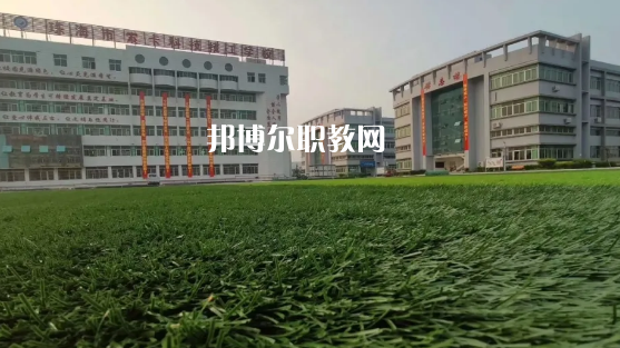 問：珠海索卡科技技工學(xué)校怎么樣、好不好?  答:珠海市索卡科技技工學(xué)校是經(jīng)珠海市人力資源和社會保障局批準(zhǔn)成立，廣東索卡集團(tuán)有限公司創(chuàng)辦的以培養(yǎng)中級技術(shù)人才為主的全日制中等技工學(xué)校。學(xué)校位于粵港澳大灣區(qū)的珠海市后花園高欄港經(jīng)濟(jì)區(qū)平沙鎮(zhèn)，是2020年珠海市西部地區(qū)僅有的一所中等職業(yè)學(xué)校。學(xué)校被列為廣東省足球協(xié)會(珠海)培訓(xùn)實(shí)驗(yàn)基地、珠海市新型技能人才培訓(xùn)基地，珠海市國防與公共安全體驗(yàn)基地。  珠海索卡科技技工學(xué)校就業(yè) 學(xué)校堅(jiān)持校企合作的辦學(xué)思路，采取訂單式的人才培養(yǎng)模式，與省市足協(xié)和部分省內(nèi)外高等院校、眾多優(yōu)質(zhì)企業(yè)建立了校企合作關(guān)系，學(xué)生就業(yè)率保持在100%。索卡集團(tuán)以“體育+旅游”產(chǎn)業(yè)開發(fā)為核心，多元化經(jīng)營，業(yè)務(wù)覆蓋體育、游艇、教育、酒店、醫(yī)療、康復(fù)康養(yǎng)、產(chǎn)業(yè)科研、商業(yè)運(yùn)營、資本投資等領(lǐng)域，2019年正在珠海市平沙鎮(zhèn)投資建設(shè)“索卡國際足球小鎮(zhèn)”項(xiàng)目，計(jì)劃總投資60億元人民幣。  珠海索卡科技技工學(xué)校 學(xué)校規(guī)劃占地面積205畝，現(xiàn)有建筑面積約3萬平方米，環(huán)境優(yōu)美，交通便利，教學(xué)生活設(shè)施齊全，是一所獨(dú)具特色的技工學(xué)校。學(xué)校建有標(biāo)準(zhǔn)足球場、籃球場、排球場、羽毛球場、乒乓球場等活動場所。有教學(xué)樓、實(shí)訓(xùn)樓、學(xué)生公寓樓、學(xué)術(shù)報(bào)告廳、學(xué)生社團(tuán)活動中心等教育教學(xué)生活場所。  珠海索卡科技技工學(xué)校管理 學(xué)校管理科學(xué)規(guī)范，采取全封閉軍事化管理模式。學(xué)校有一支既能從事理論教學(xué)，又能指導(dǎo)實(shí)訓(xùn)的“雙師型”隊(duì)伍。學(xué)校堅(jiān)持“以就業(yè)為導(dǎo)向、以服務(wù)為宗旨、以質(zhì)量求生存、以管理樹形象、以特色謀發(fā)展，達(dá)到學(xué)生、家長、用人單位滿意”的辦學(xué)理念，根據(jù)市場需求，對接企業(yè)建專業(yè)，對接崗位設(shè)課程，根據(jù)興趣選專業(yè)，與就業(yè)市場緊密對接。  我們的起點(diǎn)可能很低，但我們要有扭轉(zhuǎn)局面的能力，努力把自己的成績提升上去，很多的學(xué)校都是看重統(tǒng)招的分?jǐn)?shù)線的，只有把自己的學(xué)習(xí)提升上了了，你在考試中才能夠游刃有余，一次考試定乾坤，最后選擇有優(yōu)勢的學(xué)校。