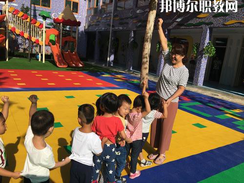 隨著我國人口基數(shù)的大幅上漲，我國幼兒園的數(shù)量呈現(xiàn)逐年遞增的趨勢，但符合現(xiàn)在教育標(biāo)準的專業(yè)性幼兒教師卻少之又少，所以說幼兒教師行業(yè)是現(xiàn)目前非常有發(fā)展前途的行業(yè)之一。近日就有不少同學(xué)咨詢小編關(guān)于成都女生讀幼師學(xué)校學(xué)什么專業(yè)好?女生若是想學(xué)幼師類專業(yè)，可以選擇的專業(yè)方向是很多的，在這里就給大家介紹一下。  學(xué)前教育專業(yè)就業(yè)前景 在早期教育方面，0-3歲是人的一生中發(fā)展最重要的時期。一個人的學(xué)習(xí)能力的50%是在生命的頭4年中發(fā)展起來的，初生嬰兒的腦發(fā)育比15歲孩子快1000倍。很多思想和智力是在3歲前打下基礎(chǔ)的。0-3歲是嬰幼兒成長的關(guān)鍵期：最初的身體素質(zhì)、智力發(fā)展、個性品質(zhì)的形成于發(fā)展都是從這里開始的。越來越多的家長開始接受并重視早期教育，早期教育在我國經(jīng)過10余年的發(fā)展已經(jīng)形成相當(dāng)?shù)囊?guī)模，不僅是大城市，就算是三、四線城市也隨處可見大大小小的“親子園”“親子中心”“早教中心”等早教機構(gòu)，但專業(yè)的早期教育師資嚴重不足。  學(xué)前教育專業(yè)就業(yè)崗位 1、教師或兒童顧問;  2、兒童發(fā)展評估和指導(dǎo)人員、兒童教育和衛(wèi)生發(fā)展政策制定者、兒童教育咨詢專家——在有關(guān)政府機關(guān)、各大醫(yī)院的兒科門診工作;  3、兒童專欄節(jié)目采編人員——在報社、雜志社、電臺電視臺等媒體工作;  4、各類兒童用品開發(fā)的專業(yè)顧問或市場調(diào)查和分析專業(yè)人士等。  幼師專業(yè)介紹 培養(yǎng)目標(biāo)：本專業(yè)培養(yǎng)熱愛幼兒教育事業(yè)，能適應(yīng)幼兒教育改革與發(fā)展的需要，關(guān)愛幼兒，有良好的師德、寬厚的科學(xué)文化知識和扎實的學(xué)前教育專業(yè)理論，具有過硬的專業(yè)技能、教育能力及教育研究的意識和能力，綜合素質(zhì)高，能在托幼機構(gòu)從事0-6歲保教、管理工作的幼兒教師。  核心課程：舞蹈，視唱，琴法，樂理，聲樂，美術(shù)，鍵盤和聲與伴奏，幼兒歌曲伴奏，玩教具制作，教師口語，教師禮儀，幼兒游戲與主持，幼兒教育學(xué)，兒童文學(xué)，幼兒衛(wèi)生與保健，幼兒心里學(xué)，幼師英語，珠心算等。  女生讀學(xué)前教育怎么樣 學(xué)前教育前景不錯，對女孩來說尤其是不錯的選擇。特別是有品牌的幼兒園，十分吃香。  隨著我國幼教事業(yè)的迅速發(fā)展，對于幼兒教師和管理人員的需求驟增，幼師專業(yè)的畢業(yè)生供不應(yīng)求。盡管今年來全國各地一些院校增建了學(xué)前教育專業(yè)來培養(yǎng)幼兒教師，仍然不能滿足整個社會的需求。  國家中長期教育改革和發(fā)展規(guī)劃綱要(2010-2020年)中指出，到2020年，普及學(xué)前一年教育，基本普及學(xué)前兩年教育，重視0至3歲嬰幼兒教育。大力發(fā)展公辦幼兒園，積極扶持民辦幼兒園。嚴格執(zhí)行幼兒教師資格標(biāo)準，依法落實幼兒教師地位和待遇。  上面關(guān)于成都女生讀幼師學(xué)校學(xué)什么專業(yè)好，小編給大家介紹了。幼教專業(yè)現(xiàn)在已經(jīng)成為了當(dāng)代女生選擇的熱門的教育行業(yè)之一。因為幼師是孩子成長關(guān)鍵的存在，越來越多的孩子需要受到教育，幼兒教師在今后的道路是很寬廣的。對于女生來說，幼師專業(yè)還是不錯的，因為將來從事工作上會有許多優(yōu)勢，比較好就業(yè)。