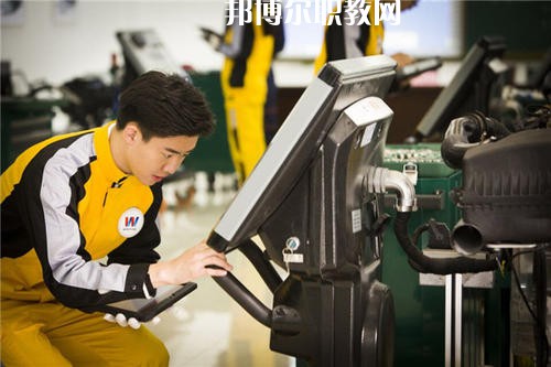 如今，汽修行業(yè)成為了當(dāng)下最熱門(mén)的行業(yè)，這已經(jīng)是一個(gè)不爭(zhēng)的事實(shí)了，很多汽修企業(yè)都需要經(jīng)驗(yàn)豐富的優(yōu)秀人才，汽修人才缺口很大，這使很多學(xué)生都想報(bào)考汽修學(xué)校，近日就有同學(xué)咨詢小編關(guān)于成都設(shè)有汽修學(xué)校的公辦大專(zhuān)學(xué)校?成都有很多公辦大專(zhuān)學(xué)校都開(kāi)設(shè)了汽修類(lèi)相關(guān)專(zhuān)業(yè)，在這里小編就給大家簡(jiǎn)單介紹一下。  成都紡織高等專(zhuān)科學(xué)校辦學(xué)性質(zhì)：公辦大學(xué)  成都紡織高等專(zhuān)科學(xué)校簡(jiǎn)介 成都紡織高等專(zhuān)科學(xué)校是四川省政府舉辦的全日制普通高等學(xué)校，直屬四川省教育廳，是中國(guó)西南地區(qū)唯一獨(dú)立建制的紡織類(lèi)高等學(xué)校，國(guó)家骨干高等職業(yè)院校建設(shè)單位、四川省首批示范性高等職業(yè)院校建設(shè)單位。  學(xué)校地處四川省成都市犀浦鎮(zhèn)，校園面積616畝，原成都市世界樂(lè)園已改建成為學(xué)校北苑校區(qū)。學(xué)校環(huán)境優(yōu)美，交通便利，設(shè)施優(yōu)良，成灌高鐵、成都地鐵2號(hào)線可達(dá)學(xué)校。  成都紡織高等專(zhuān)科學(xué)校歷史沿革 學(xué)校前身為創(chuàng)立于1939年的國(guó)立中央技藝專(zhuān)科學(xué)校，秉承“服務(wù)紡織、服務(wù)社會(huì)、服務(wù)學(xué)生、服務(wù)人民”的辦學(xué)理念和培養(yǎng)具有“工程師之素養(yǎng)、技工之身手”的育人傳統(tǒng)，艱苦奮斗，薪火相傳，形成了“敬業(yè)奉獻(xiàn)、民主和諧、自強(qiáng)不息、追求卓越”的學(xué)校精神、“德修于正、學(xué)究于行”的校訓(xùn)、“團(tuán)結(jié)、勤奮、求實(shí)、創(chuàng)新”的校風(fēng)、“范、勤、嚴(yán)、愛(ài)”的教風(fēng)、“好學(xué)、善問(wèn)、勤思、篤行”的學(xué)風(fēng)。  改革開(kāi)放以來(lái)，學(xué)校緊緊抓住我國(guó)經(jīng)濟(jì)社會(huì)和高等教育快速發(fā)展的歷史機(jī)遇，深化改革、銳意進(jìn)取、科學(xué)發(fā)展，辦學(xué)條件不斷改善，辦學(xué)水平顯著提高，為區(qū)域經(jīng)濟(jì)社會(huì)發(fā)展和我國(guó)紡織產(chǎn)業(yè)的發(fā)展做出了應(yīng)有貢獻(xiàn)。  成都紡織高等專(zhuān)科學(xué)校汽車(chē)檢測(cè)與維修技術(shù)專(zhuān)業(yè) 培養(yǎng)目標(biāo)：本專(zhuān)業(yè)培養(yǎng)適應(yīng)社會(huì)主義市場(chǎng)經(jīng)濟(jì)發(fā)展需要的、具有良好專(zhuān)業(yè)素質(zhì)和職業(yè)技能的從事汽車(chē)檢測(cè)、維修及相關(guān)工作的高素質(zhì)、高技能工程應(yīng)用型人才。  主要課程：工程制圖、機(jī)械基礎(chǔ)、液壓氣動(dòng)技術(shù)、發(fā)動(dòng)機(jī)與汽車(chē)?yán)碚?、電工與電子技術(shù)基礎(chǔ)、汽車(chē)發(fā)動(dòng)機(jī)構(gòu)造與維修、汽車(chē)底盤(pán)構(gòu)造與維修、汽車(chē)故障診斷與維修、汽車(chē)電氣設(shè)備構(gòu)造與維修、汽車(chē)專(zhuān)項(xiàng)高級(jí)技能與訓(xùn)練。  專(zhuān)業(yè)師資：教授2人、副教授5人、講師10人、工程師3人、技師3人。  教學(xué)成果：參加四川省汽車(chē)維修與故障診斷技能大賽二等獎(jiǎng);發(fā)表科研論文12篇。  就業(yè)情況：畢業(yè)生主要面向汽車(chē)維修及其它汽車(chē)服務(wù)業(yè)從事汽車(chē)檢測(cè)、維修及相關(guān)技術(shù)服務(wù)工作。  就業(yè)率近5年保持在95%以上，畢業(yè)后半年平均收入3094元/月、專(zhuān)業(yè)相關(guān)度71%。  上面關(guān)于成都設(shè)有汽修學(xué)校的公辦大專(zhuān)學(xué)校，小編簡(jiǎn)單的介紹了，公辦學(xué)校的優(yōu)勢(shì)在于，在收費(fèi)和政府支持上有一定的優(yōu)勢(shì)，無(wú)論你上的是公辦學(xué)校還是民辦學(xué)校，同學(xué)們都要記住，重要的不是你上的是什么學(xué)校，而是你真正能在學(xué)校學(xué)到些什么東西，這才是最重要的事情。