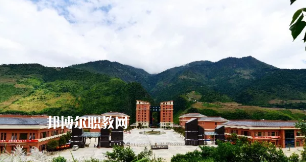 迪慶州民族中等專業(yè)學(xué)校2021年報(bào)名條件、招生要求、招生對象