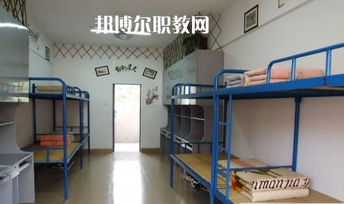 貴定縣技工學(xué)校報名條件、招生要求、招生對象是什么要求呢?每一個學(xué)校在招收學(xué)生的時候都是會有自己的要求的，同學(xué)們在找學(xué)校的時候也特別的擔(dān)心自己能不能符合到學(xué)校，小編就遇到很多這樣的學(xué)生來問，為了幫助同學(xué)們了解，小編就來整理一下學(xué)校這方面的要求。  貴定縣技工學(xué)校招生對象和條件 具有本縣戶籍井且參加當年中招考試，品德合格、身體健康，自愿報名的應(yīng)屆初中畢業(yè)生     貴定縣技工學(xué)校錄取方式 根據(jù)當年高中錄取分數(shù)線下浮50分以內(nèi)，錄滿名額為止。  貴定縣技工學(xué)校就讀形式 第一學(xué)年在貴定職校就讀，開設(shè)普通高中一年級課程，適當增加職業(yè)技能基礎(chǔ)課。一年后通過參加由貴定一中統(tǒng)一組織的選拔考試，按比例分流到貴定一中就讀。也可根據(jù)自己的意向選擇我校專業(yè)就讀，走技能成才之路，通過備考后報讀高職院校。  貴定縣技工學(xué)校校企合作 為貫徹落實好國家關(guān)于加強東西部扶貧協(xié)作的要求，進一步加強職業(yè)教育東西協(xié)作，發(fā)揮職業(yè)教育助推脫貧攻堅的重要作用。5月7日，副縣長荊茂團、政府辦副主任韋凱倫、扶貧辦副主任蔡健一行，來到貴定職校開展關(guān)于廣州市南沙區(qū)“美的集團”專項結(jié)對幫扶調(diào)研會議，貴定縣人力資源和社會保障局副局長、黨組副書記、貴定職校校長周傳德同志、副校長羅連慧等參加了會議。  會上，荊茂團副縣長首先指出：要貫徹好國家“東西協(xié)作”的要求，落實好東部地區(qū)幫助西部地區(qū)盡快實現(xiàn)全面脫貧的工作，他強調(diào)，在職業(yè)教育上解決學(xué)生就業(yè)問題是關(guān)鍵。他還向貴定職校校長周傳德同志提出希望：希望貴定職校能輸送專業(yè)性強的學(xué)生到廣州市南沙區(qū)“美的集團”工作，解決學(xué)生就業(yè)難的問題。隨后，周校長向荊副縣長匯報了我校當前面臨的**困難是缺乏專業(yè)教師和教學(xué)設(shè)施設(shè)備，希望廣州方面能夠給予幫助。  荊副縣長立即表示：廣州市南沙區(qū)“美的集團”會派相關(guān)的專業(yè)人員到貴定職校進行培訓(xùn)和指導(dǎo)，并希望我校派出相關(guān)專業(yè)教師到美的集團進行交流學(xué)習(xí)，目的是加快校企合作的廣度與深度，促進教學(xué)、師資隊伍質(zhì)量的全面提升，提高就業(yè)簽約率與對口率;如果我校與“美的集團”確定校企合作關(guān)系后，“美的集團”將會給學(xué)校提供相關(guān)的專業(yè)設(shè)施設(shè)備，開展師資能力培訓(xùn)等，以提高專業(yè)的教育教學(xué)質(zhì)量，真正實現(xiàn)“一人就業(yè)、全家脫貧”。  小編為同學(xué)們整理了關(guān)于學(xué)校的招生條件這些，實際上正常畢業(yè)的同學(xué)基本都是可以就讀的，只是在學(xué)習(xí)專業(yè)的時候同學(xué)們需要慎重一點，有的專業(yè)是有專業(yè)要求的，那個就必須符合，因為關(guān)系到今后的就業(yè)的情況的，小編建議同學(xué)們?nèi)绻_實是要就讀職校的話都要提前一點選擇好。