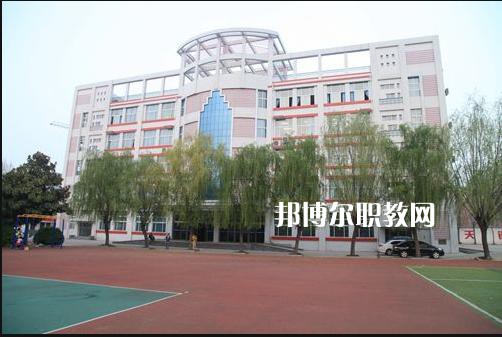 重慶輕工業(yè)技工學校2022年學費、收費多少 