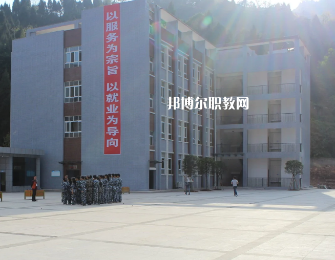 在填報學(xué)校之前應(yīng)該與學(xué)校的老師多多溝通，
