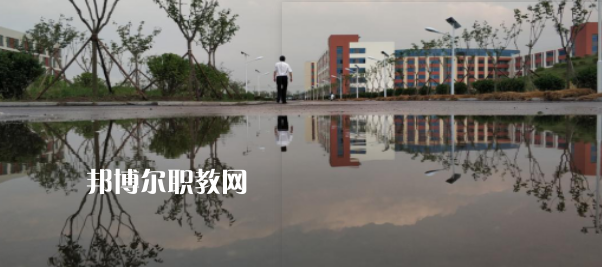 青島西大技工學(xué)校地址在哪里，哪個(gè)地區(qū)，哪個(gè)城市?