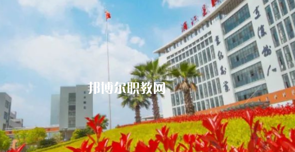 浦江縣職業(yè)技術(shù)學(xué)校招生計(jì)劃人數(shù)根據(jù)專業(yè)不同，計(jì)劃也是不同的，例如：幼兒保育招生40人，學(xué)前教育招生57人，普職融通招生150人，工藝美術(shù)招生150人，淘寶美工招生40人，等等，邦博爾小編為大家整理了浦江縣職業(yè)技術(shù)學(xué)校招生計(jì)劃人數(shù)詳細(xì)內(nèi)容，信息僅供參考，如有變動(dòng)，以學(xué)校官方最新消息為準(zhǔn)。  一、浦江縣職業(yè)技術(shù)學(xué)校招生計(jì)劃一覽表 二、浦江縣職業(yè)技術(shù)學(xué)校招生情況 1、浦江縣職業(yè)技術(shù)學(xué)校招生條件、要求  遵紀(jì)守法、熱愛(ài)勞動(dòng)、文明禮貌、樸實(shí)誠(chéng)信;  無(wú)疾病、無(wú)傳染病、無(wú)慢性病史、無(wú)犯罪史、無(wú)嚴(yán)重違紀(jì)史;  身體健康，學(xué)生品行端正。  2、浦江縣職業(yè)技術(shù)學(xué)校招生對(duì)象  招收應(yīng)屆、歷屆初中畢業(yè)及以上文化程度的學(xué)生  三、浦江縣職業(yè)技術(shù)學(xué)校簡(jiǎn)介 學(xué)校有全國(guó)職教名師、省特級(jí)教師、大師名家、省市教壇新秀、省技術(shù)能手、市學(xué)科帶頭人40多人。智慧校園管理系統(tǒng)、體育館、圖書館、電子閱覽室、校內(nèi)外實(shí)訓(xùn)基地等，教學(xué)設(shè)施一應(yīng)俱全。  學(xué)校設(shè)有浦江縣職業(yè)技能培訓(xùn)中心和職業(yè)技能鑒定中心。  四、浦江縣職業(yè)技術(shù)學(xué)?？诒?校友評(píng)價(jià)：浦江縣職業(yè)技術(shù)學(xué)校辦學(xué)特色鮮明，教學(xué)設(shè)施一應(yīng)俱全，為本地經(jīng)濟(jì)建設(shè)和社會(huì)發(fā)展培養(yǎng)高技能人才。  校友評(píng)價(jià)：浦江縣職業(yè)技術(shù)學(xué)校教學(xué)設(shè)備比較齊全，老師工作認(rèn)真，領(lǐng)導(dǎo)班子心齊。