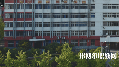 開灤技師學(xué)院招生計(jì)劃?每年學(xué)校在招生季節(jié)都會(huì)公布自己的招生計(jì)劃，那么學(xué)生們?cè)趯?duì)學(xué)校所進(jìn)行選擇的時(shí)候，是可以具體看看一所學(xué)校的招生計(jì)劃，然后再看看學(xué)校所公布的招生要求是否是自己可以滿足的，從而決定對(duì)學(xué)校的報(bào)讀。  一、開灤技師學(xué)院招生計(jì)劃一覽表 二、開灤技師學(xué)院招生情況 1、開灤技師學(xué)院招生條件、要求  身高:1.55米以上。  體重:不低于50公斤，高限不超過標(biāo)準(zhǔn)體重的50%。  視力:裸眼視力左右均在4.7(含47)以上，砂眼左右無第二期三個(gè)“十”者，無色弱、色盲者。  耳病:無化膿性中耳炎者。  聽力:左右兩側(cè)均大于80%(包括80%分貝)。  鼻病:無萎縮性鼻炎及較重肥大性鼻炎者。  血壓:90mmHg<收縮壓<140mmHg、60mmHg<舒張壓<90mmHg  心臟:二級(jí)收縮期雜音以下和心率在90次/分以下者。  肺臟:無慢性支氣管炎 支氣管哮喘、肺結(jié)核、結(jié)核性胸膜炎等呼吸系統(tǒng)慢性病。  腹部無任何腫物和肝、脾不腫大者(肝大一公分以內(nèi)功能正常者除外)。  對(duì)紋身者,面部、頸部紋身直徑不超過2cm，著短裝身體其他裸露部位直徑不超過3cm。面部、頸部紋身直徑超過2cm或其他部位超過3cm的，不合格;如本人能夠積極處理，可視為合格。  輔助檢查、胸透、化驗(yàn)正常者。  其他:無殘疾、無駝背、無畸形、無較重之扁平足或拇指外翻 無腿部或精索靜脈曲張者,無難治或面積較大之皮膚疾病,無痔或漏者，無疝氣者，無多發(fā)性淋巴腺腫大者，無較重慢性病者，無不適合招錄崗位所要求的身體條件者。  2、開灤技師學(xué)院招生對(duì)象  中考生和往屆生，  三、開灤技師學(xué)院簡(jiǎn)介 學(xué)校服務(wù)河北省能源、裝備制造等傳統(tǒng)產(chǎn)業(yè)升級(jí)，服務(wù)京津冀產(chǎn)業(yè)智慧化水平提升的發(fā)展需求，瞄準(zhǔn)河北省新興產(chǎn)業(yè)、現(xiàn)代服務(wù)業(yè)創(chuàng)新發(fā)展戰(zhàn)略，對(duì)接能源(煤炭)，裝備制造、現(xiàn)代服務(wù)業(yè)等產(chǎn)業(yè)設(shè)置專業(yè)，開設(shè)電氣自動(dòng)化設(shè)備安裝與維修、煤礦技術(shù)、電子商務(wù)、計(jì)算機(jī)網(wǎng)絡(luò)技術(shù)等專業(yè)16個(gè)。  2020年突出發(fā)展現(xiàn)代服務(wù)業(yè)的要求，增設(shè)《幼兒教育》專業(yè)。經(jīng)過幾年發(fā)展，逐步形成“裝備制造業(yè)與現(xiàn)代服務(wù)業(yè)共同主導(dǎo)、傳統(tǒng)產(chǎn)業(yè)與新興產(chǎn)業(yè)雙輪驅(qū)動(dòng)的發(fā)展格局”相適應(yīng)的專業(yè)布局。  四、開灤技師學(xué)院口碑 校友評(píng)價(jià)：開灤技師學(xué)院地理位置優(yōu)越，交通十分方便。  校友評(píng)價(jià)：開灤技師學(xué)院畢業(yè)生就業(yè)前景光明。