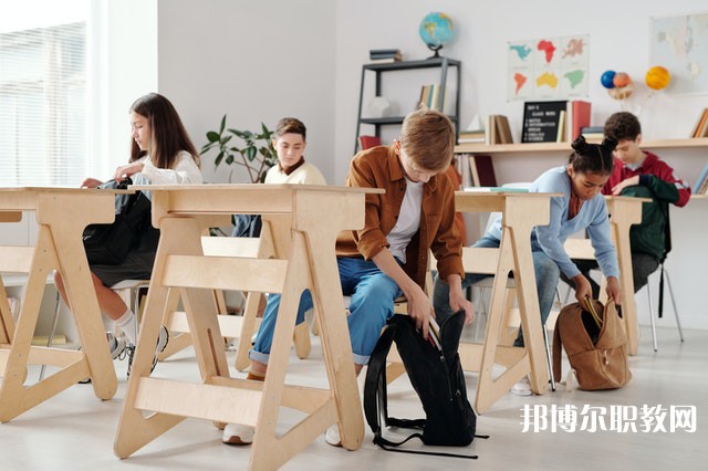 廣西哪里的職業(yè)學(xué)校能讀網(wǎng)頁(yè)平面設(shè)計(jì)專業(yè)