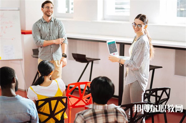 廣西哪里的中職學(xué)校能讀計(jì)算機(jī)應(yīng)用(維修、文秘方向)專業(yè)