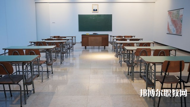 四川哪里的中職學校能讀服裝設(shè)計師專業(yè)