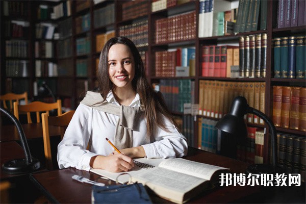 四川哪里的中職學(xué)校能讀旅游服務(wù)與管理（含導(dǎo)游、鐵路航空服務(wù)）專業(yè)