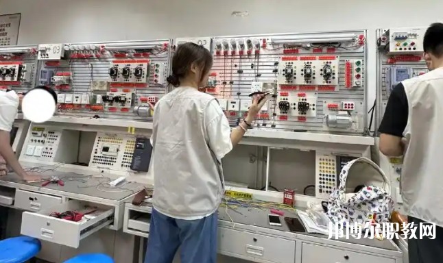 四川2025年讀電工學(xué)?？梢钥即髮W(xué)嗎